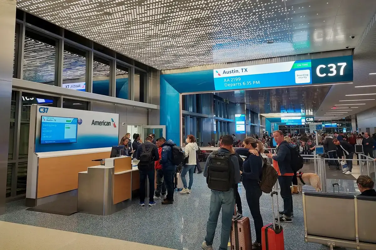 American Airlines întărește regulile de îmbarcare, subliniind legăturile strânse