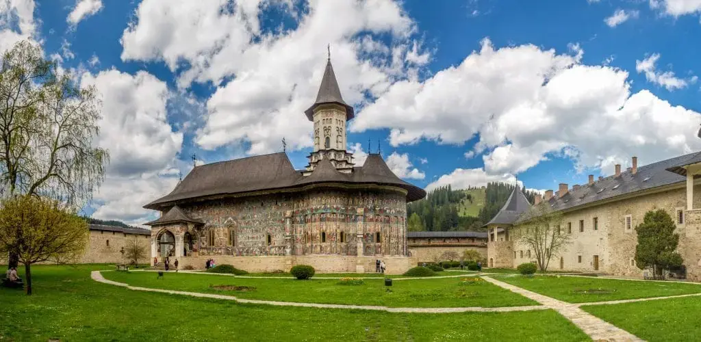 Bucovina: Mănăstiri pictate și frumusețea unei regiuni de poveste