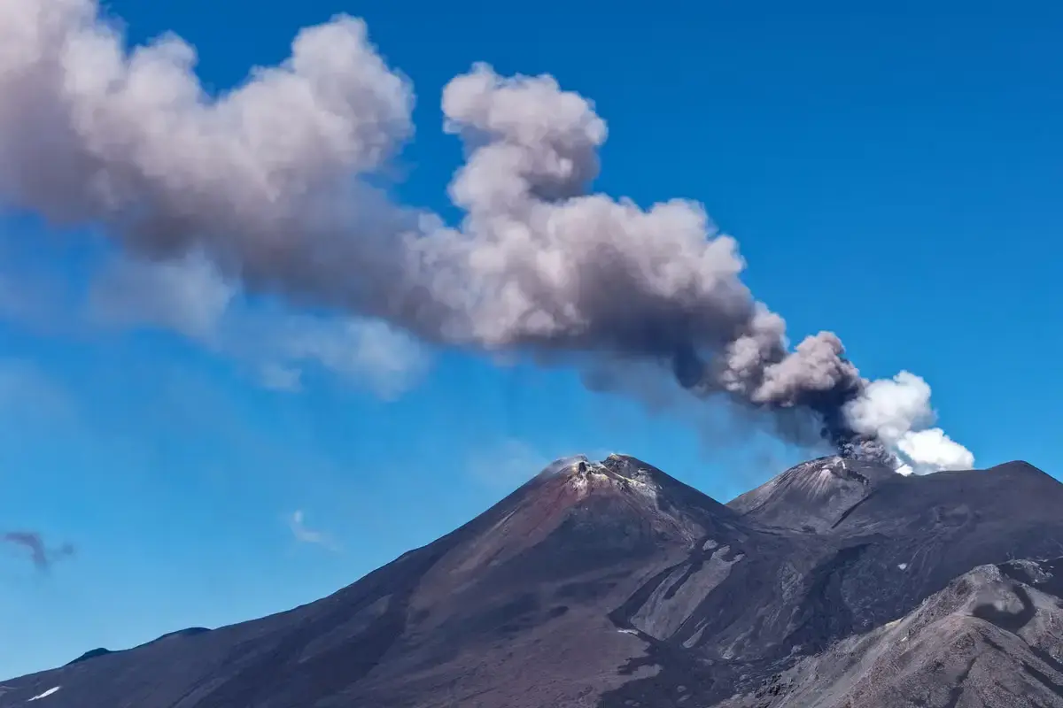 Etna erupe, haos aerian în Sicilia: Aeroportul Catania, paralizat