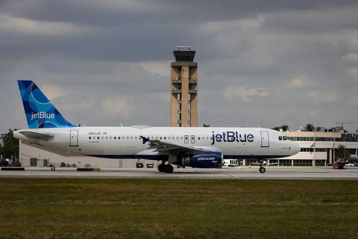 Fort Lauderdale ia scena centrală ca rute JetBlue Trims