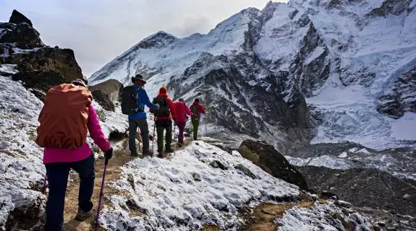 Ghid nepalez, dat dispărut pe Everest, găsit în viață după șase zile