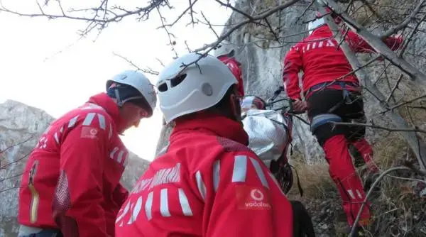 Opt concurenți au căzut într-o râpă în Munții Bucegi: Intervenție de urgență a salvamontiștilor