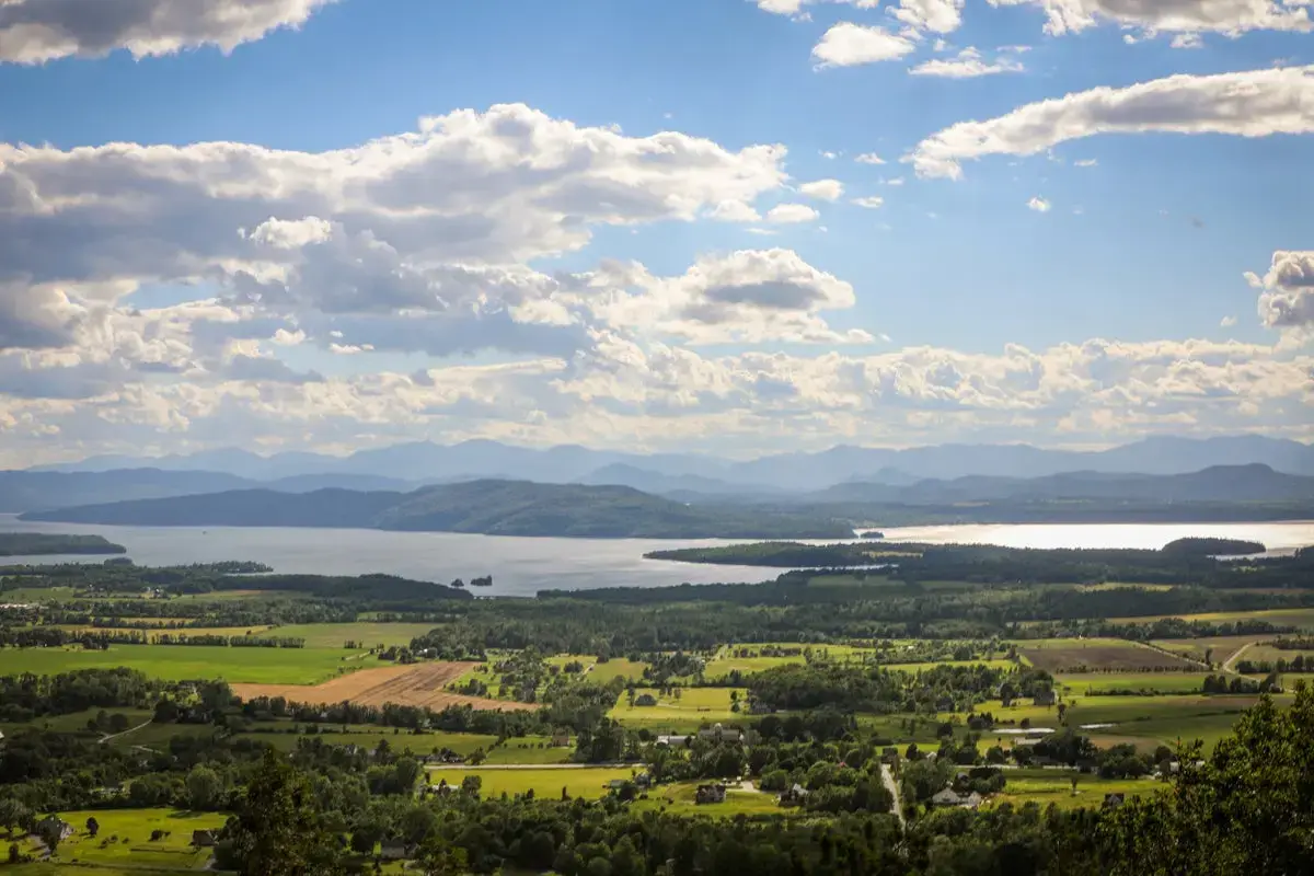 Pe urmele giganților literaturii din New England