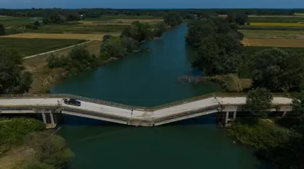 Podul Palaiopyrgos din Grecia s-a prăbușit în urma furtunii Daniel.