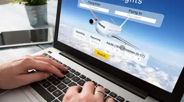 Stewardesa dezvăluie trucul simplu pentru bilete de avion mai ieftine