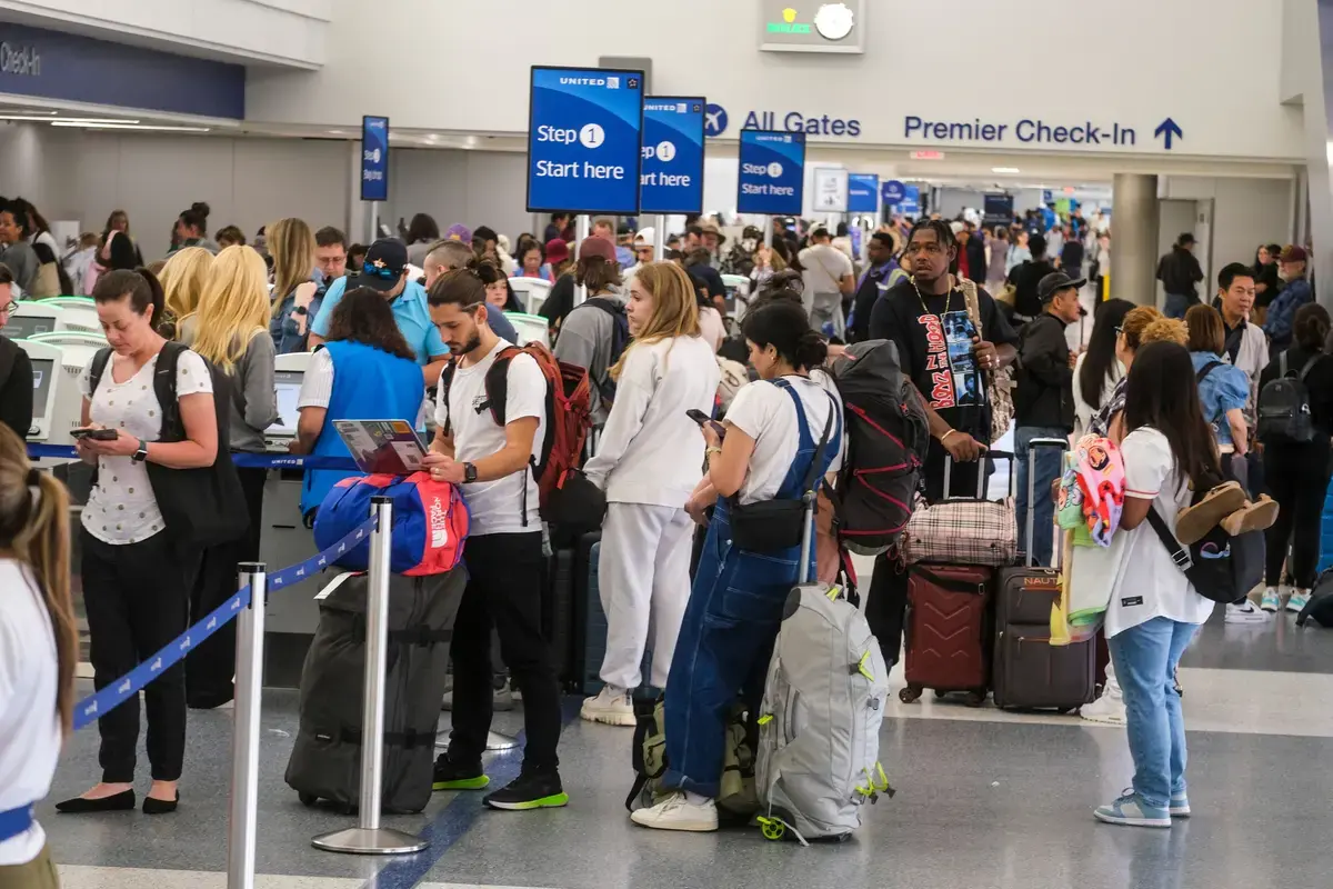 Sute de întârzieri au lovit cel mai mare centru al United Airlines