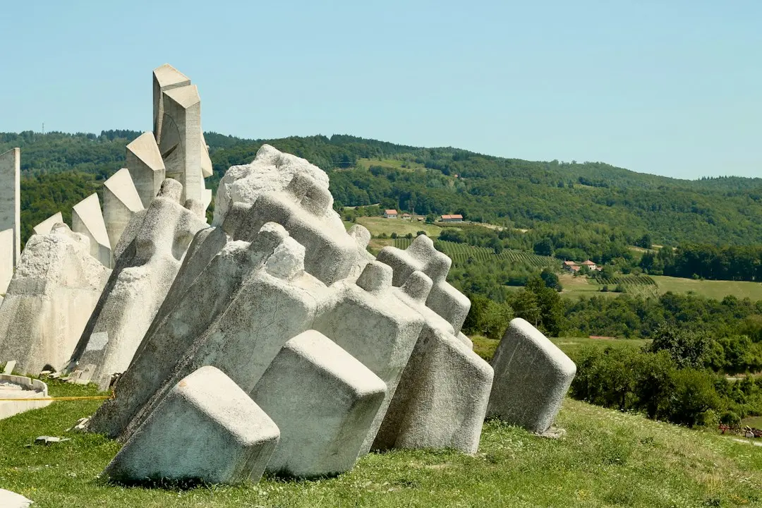Monumentul din Chuy: Beton roșu și mândria științei kirgize