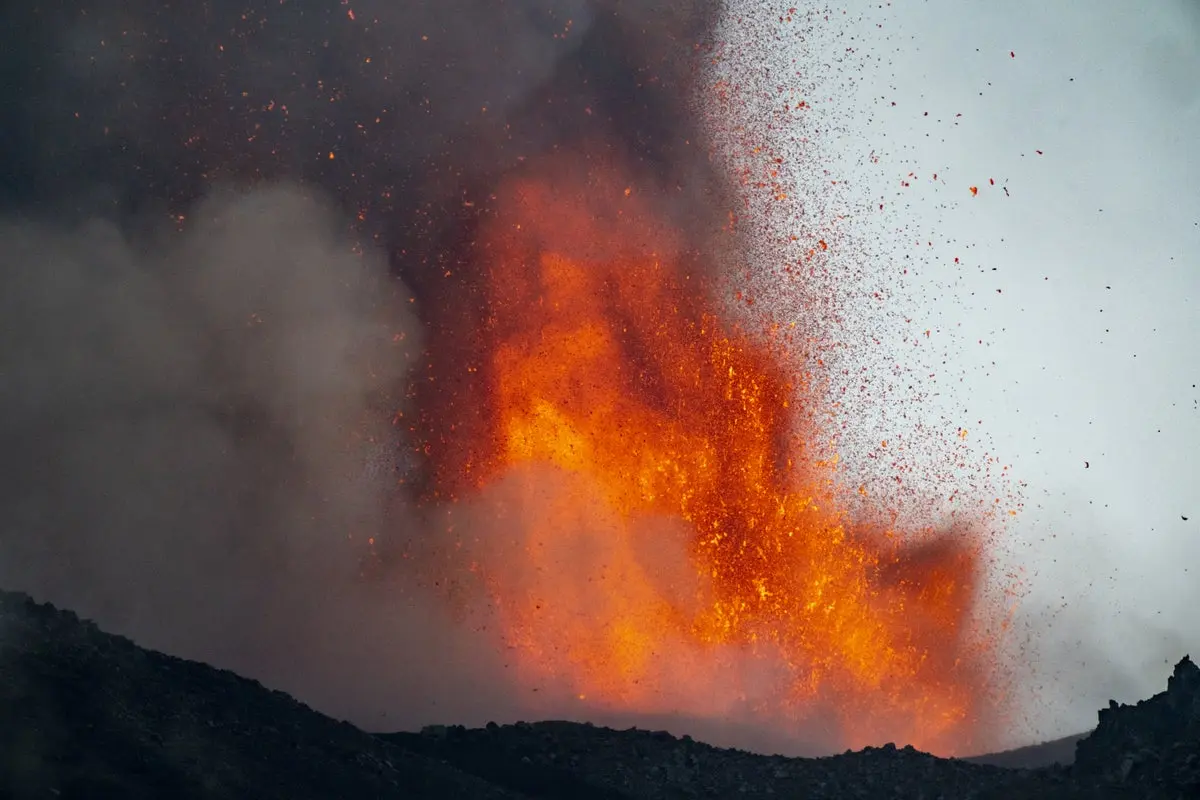 Erupțiile Etnei au blocat zborurile în Sicilia pentru a treia zi la rând