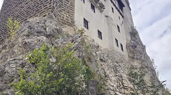 Pensiunile din Bran se prăbușesc: Castelul Dracula nu e suficient