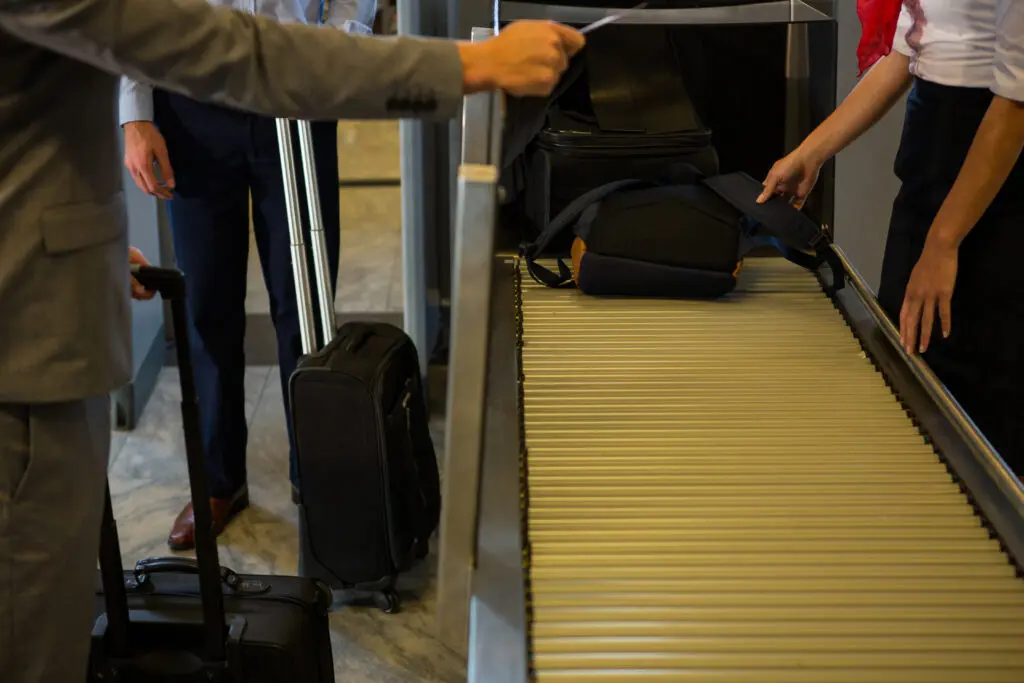 Bagajul de mână: dimensiunile și greutatea admise de Wizz Air, Ryanair, ITA, TAROM și alte companii aeriene