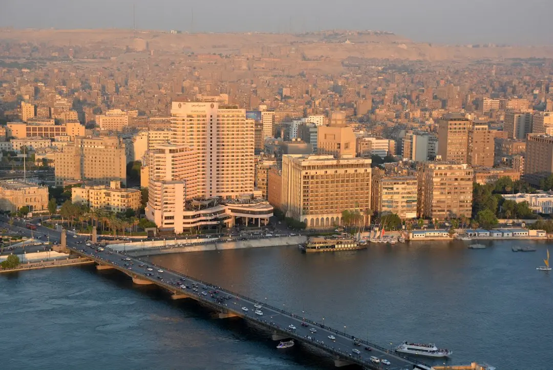 Cairo 2026: Muzeu nou, legături rapide spre Giza și provocările urbane persistente