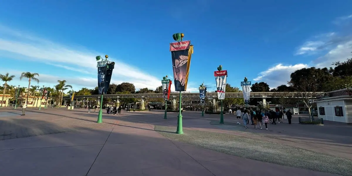 Disneyland a demolat cabinele de bilete: ce se întâmplă la intrarea principală