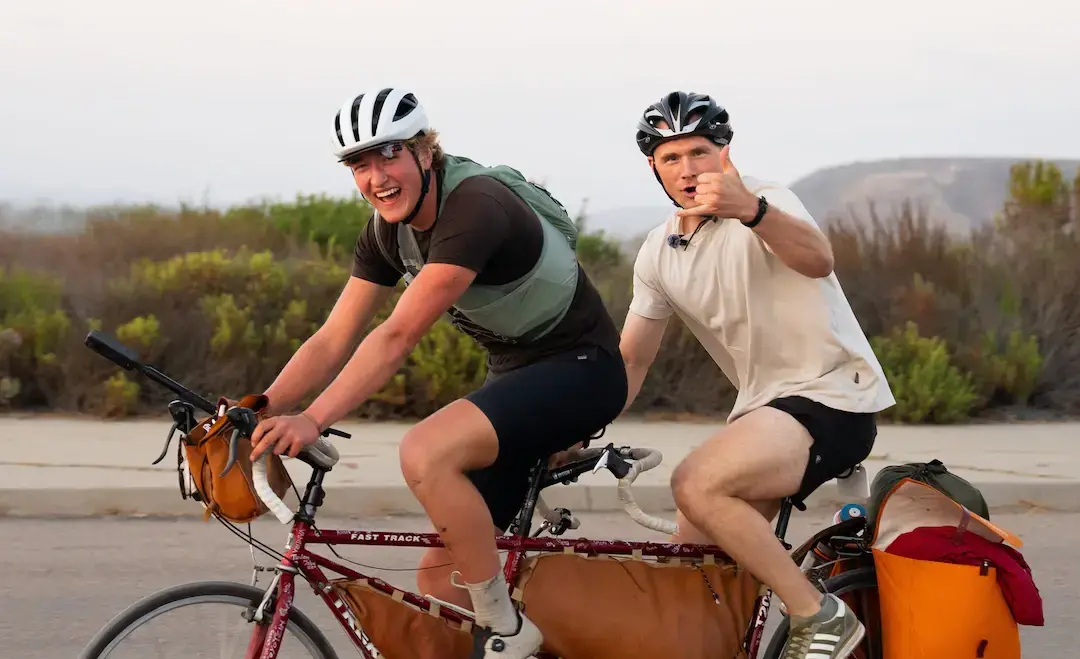 Ciclistul Tyler Mitic convoptează străini să pedaleze lângă el prin California