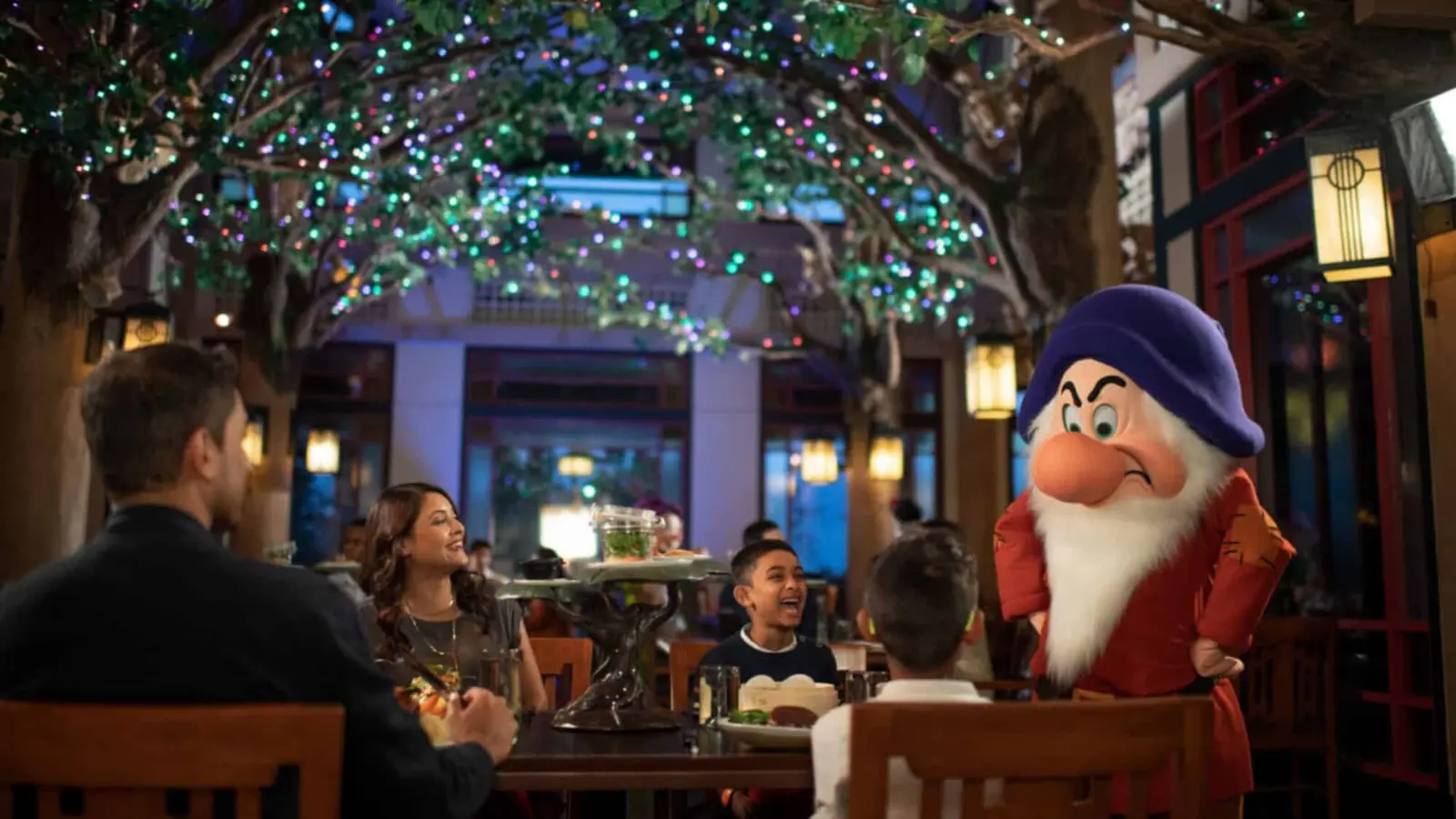 Disney World crește prețurile la restaurantele cu personaj și meniuri fixe