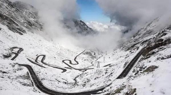 Iarna a pus stăpânire pe Transfăgărășan: strat consistent de zăpadă la Bâlea Lac