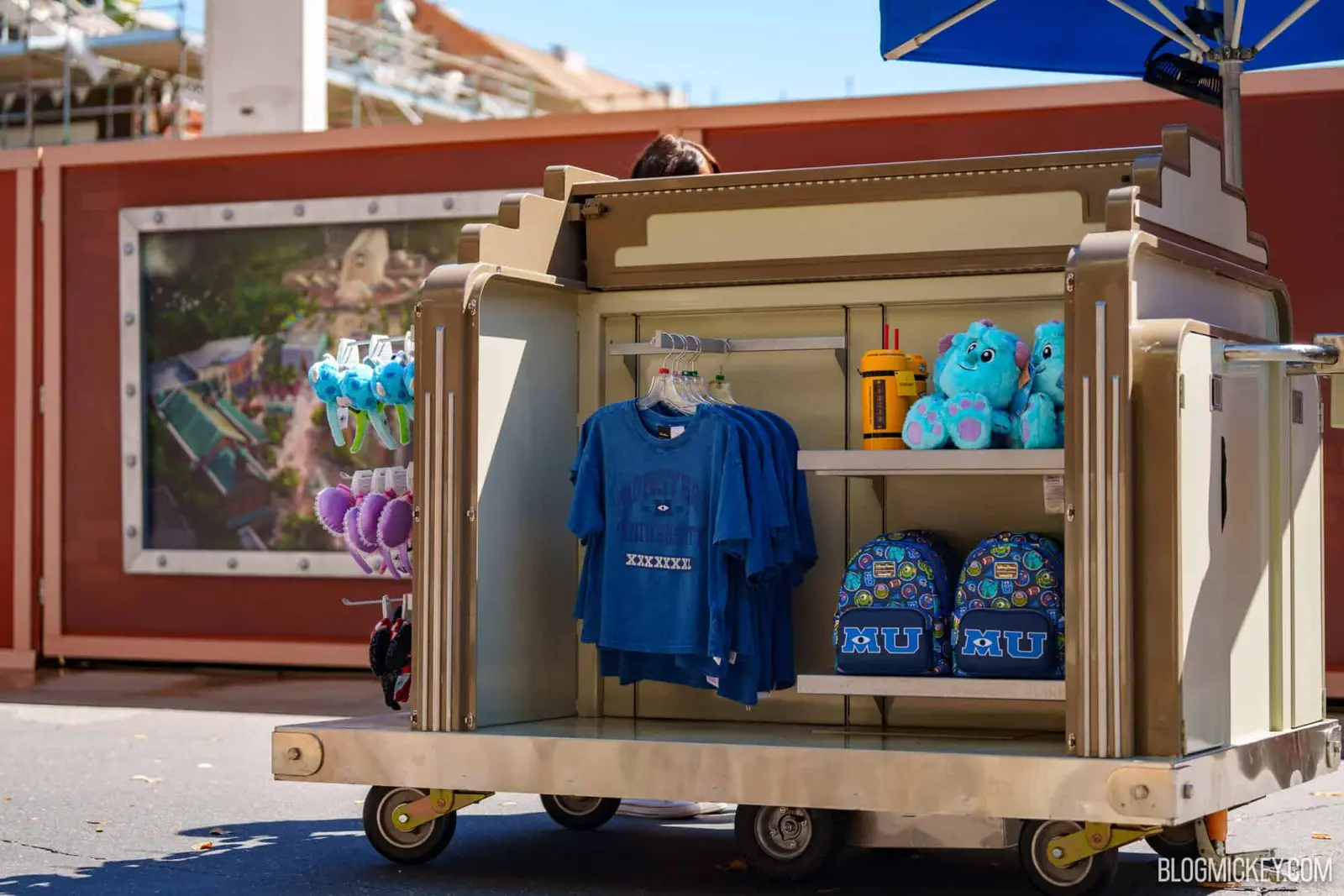 Monsters Inc. Cart de mărfuri instalat lângă zidurile de construcție la Disney’s Hollywood Studios