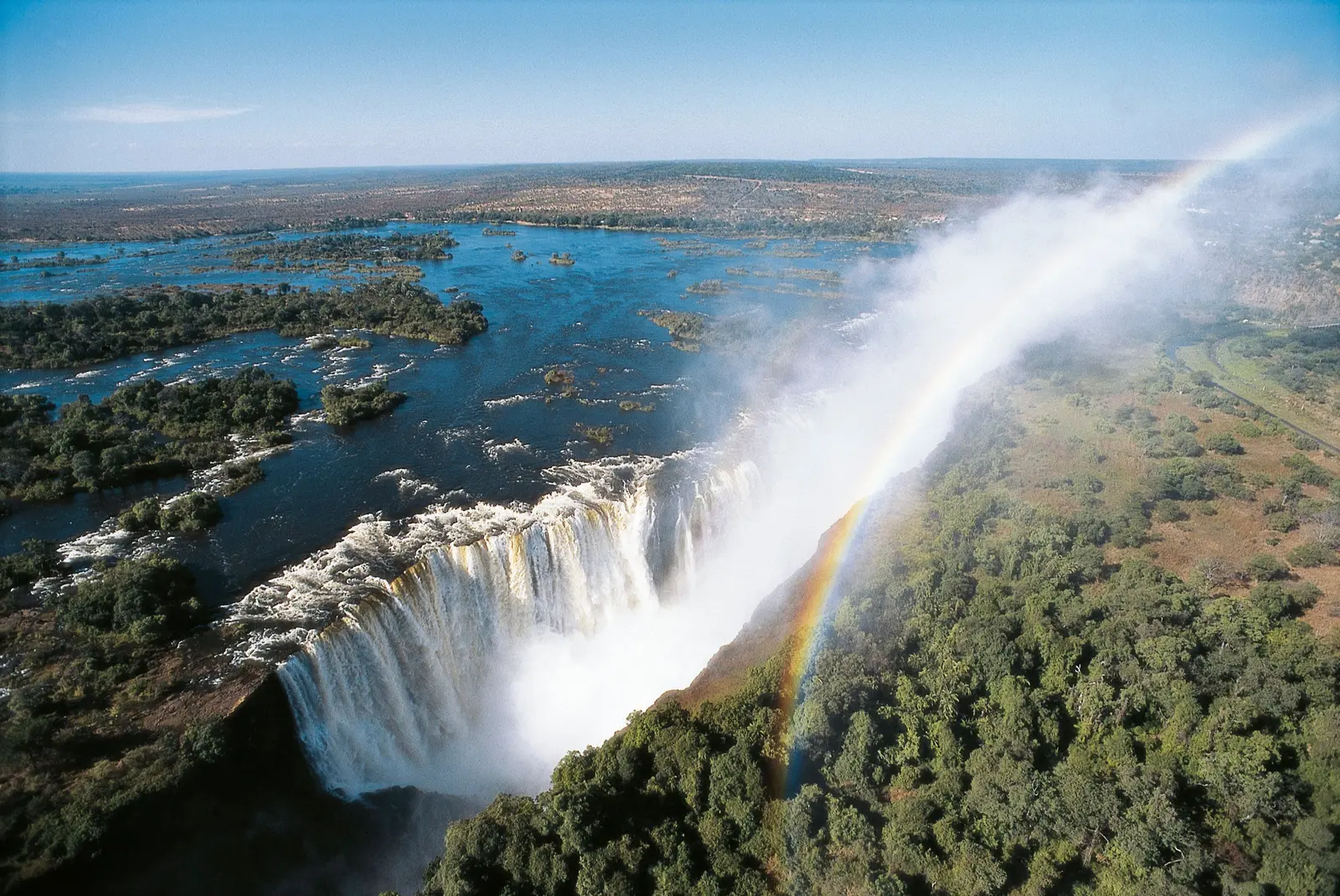 La marginea cascadei Victoria, Parcul Național Zambezi este o minune liniștită