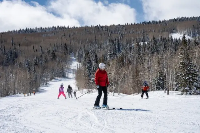 Stațiunea de schi Powderhorn din Colorado oferă acces gratuit pe pista de schi pentru începători