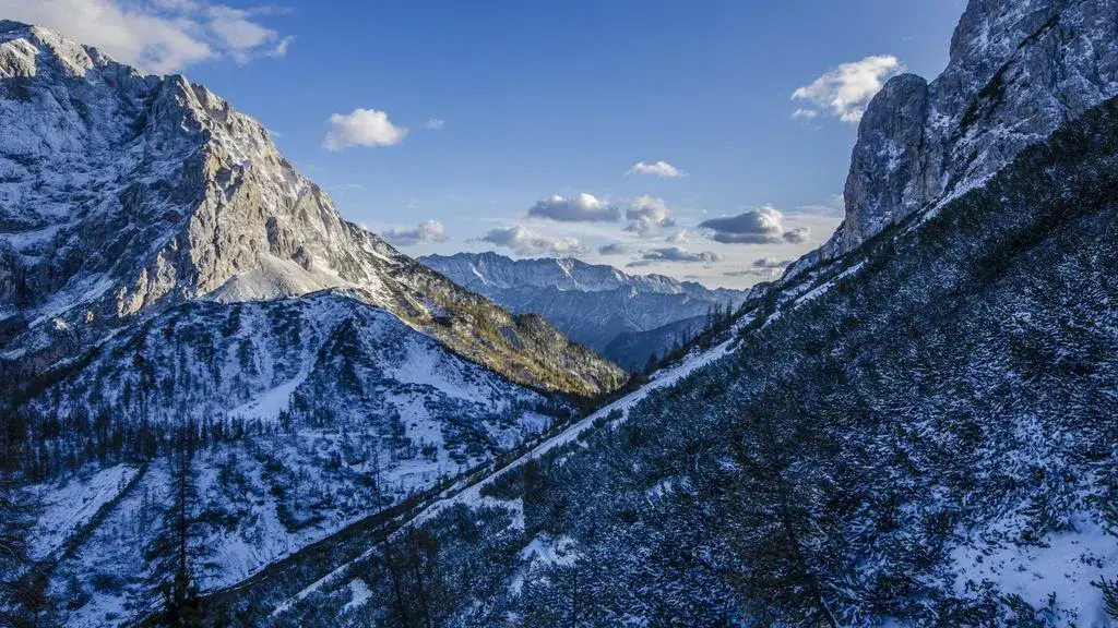 Tabăra sub arcul natural din Utah – o sărbătoare de prietenie și natură