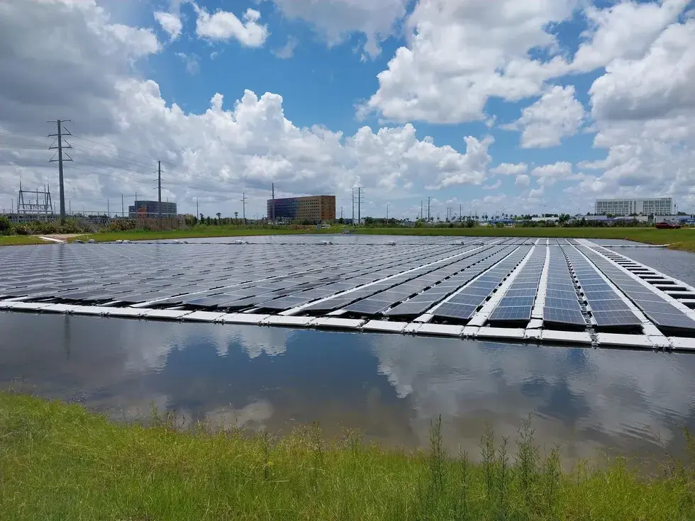 Universal Epic Universe pariază pe energie solară plutitoare