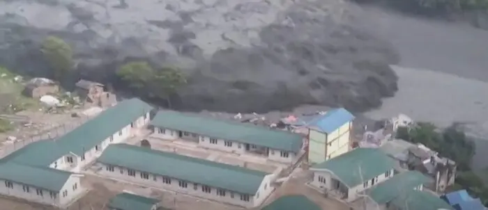 Viitură devastatoare în Nepal: Circuitul turistic Manaslu, izolat după revărsarea râului Budhi Gandaki