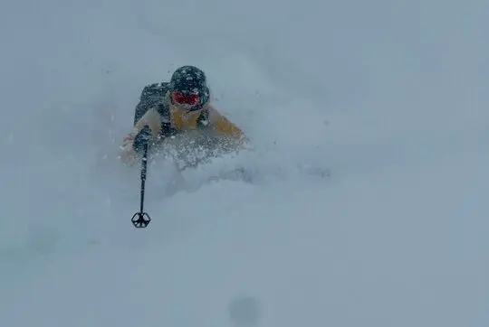 Zăpadă de toamnă la Silverton Mountain: ghizii profitează de prima furtună din sezon
